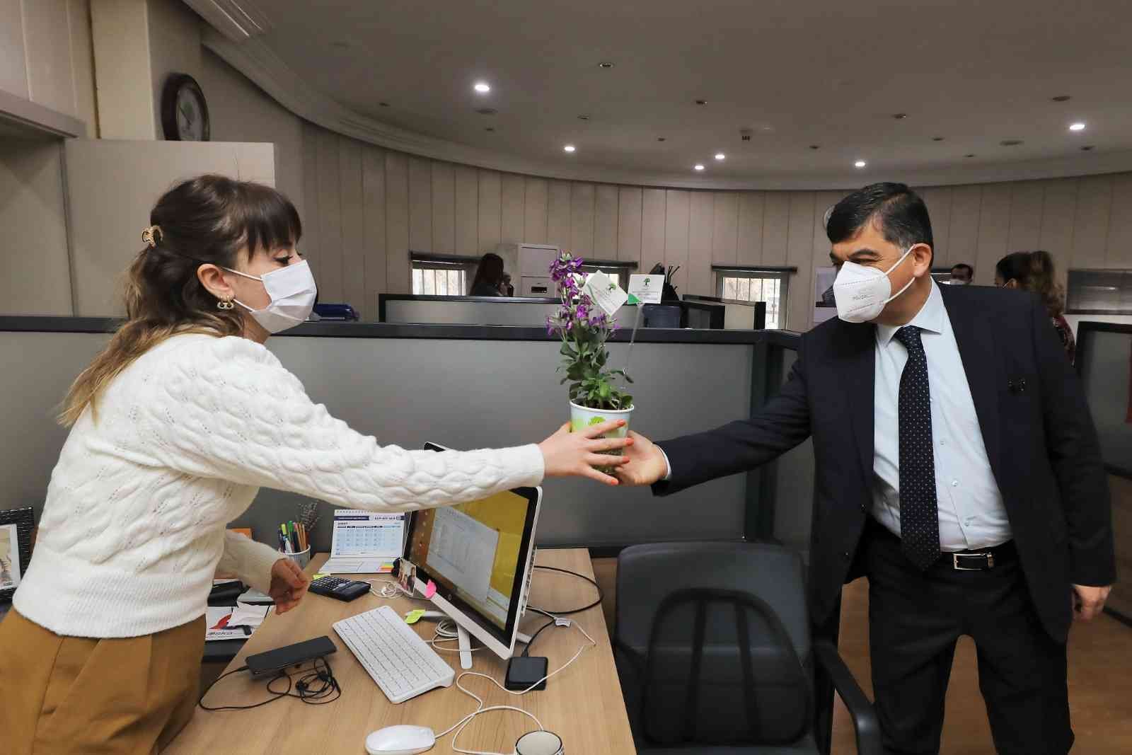 Fadıloğlu’ndan kadın personellere çiçek #gaziantep