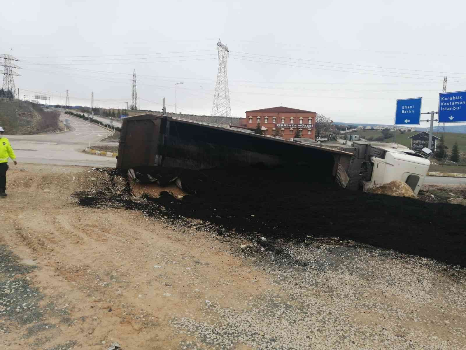 Karabük’te asfalt yüklü tır devrildi: 1 yaralı #karabuk