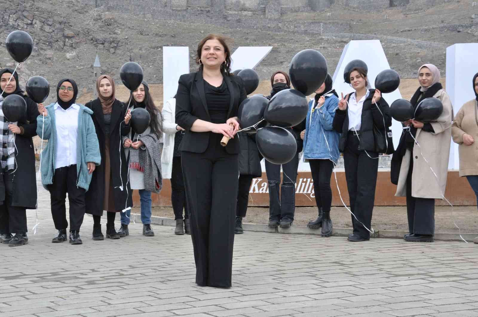 Kars’ta siyah balonlarla kadına şiddete dikkat çektiler #kars