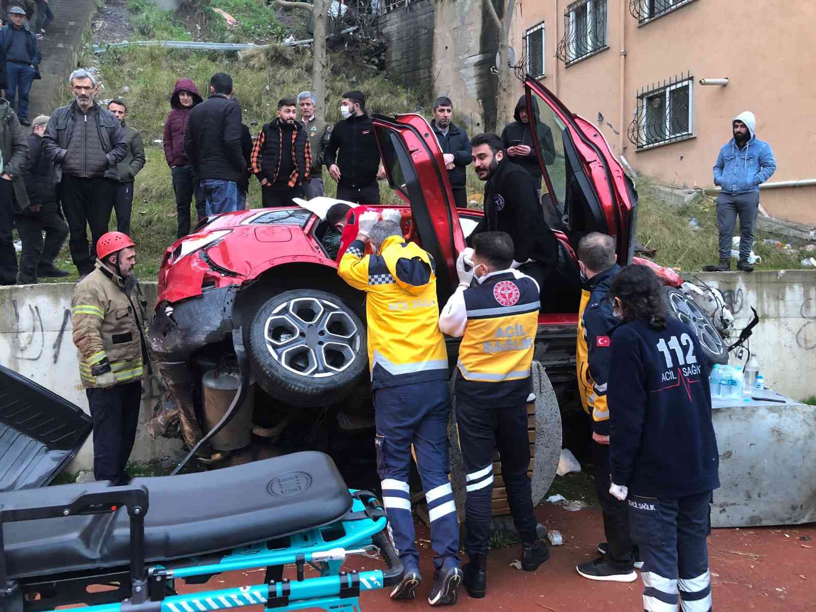 Maltepe’de feci kaza: 25 metreden çocuk parkına uçtu #istanbul