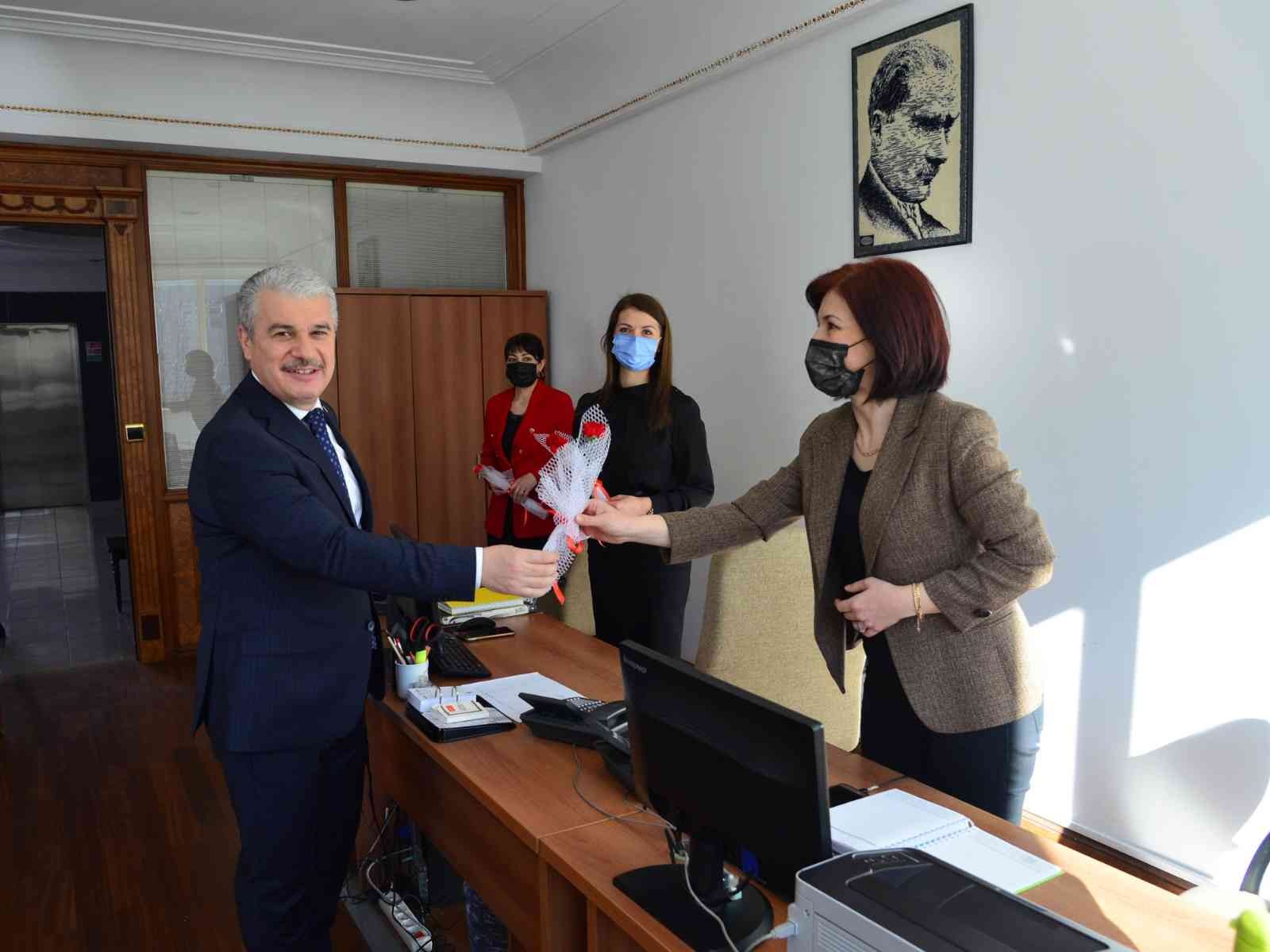 Vali Akın, kadın personele karanfil dağıttı #kirsehir