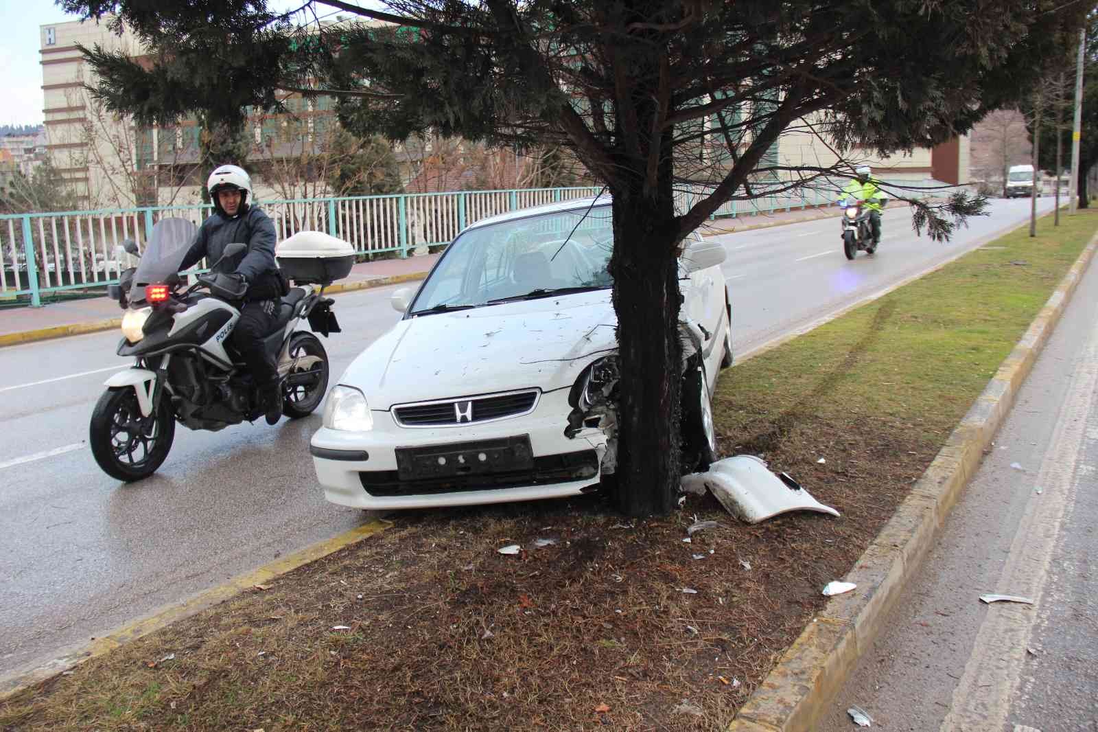 Kocaeli’de otomobil ağaca çarptı: 2 yaralı #kocaeli
