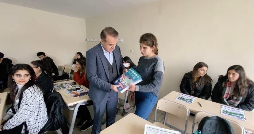 Uludere Belediye Başkanı Ürek’ten sınavlara hazırlanan öğrencilere kitap desteği