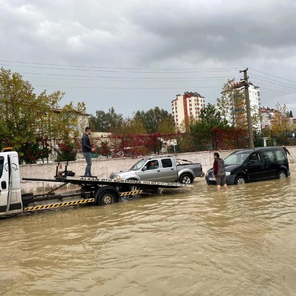 antalyada-saganak-yagis-alanya-ve-serik-ilcelerinde-etkili-oldu-1702037955073.jpg