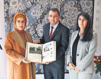 Emine Erdoğan, Gül Baba Türbesi'ni ziyaret etti: Dostluğumuzu daha da  pekiştirecek - Son Dakika Haberler