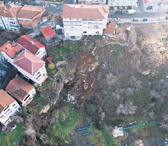 uskudarda-toprak-kaymasi-9-daire-bosaltildi-1739565013243.jpeg