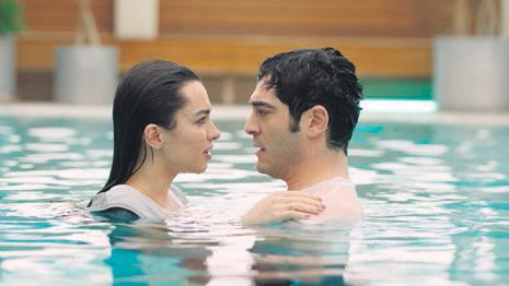 bir-gece-masali-izleyiciyi-ekran-basina-kilitledi-1740585254587.jpeg
