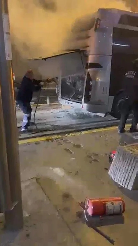metrobuste-cikan-yangin-korkuttu-yolcular-tahliye-edildi-1762456644751.jpeg