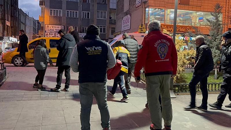 Taksi durağında bıçaklı kavga : 1 yaralı