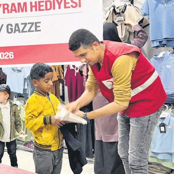 gazzeli-cocuklara-kizilaydan-bayramlik-1779738888035.jpeg