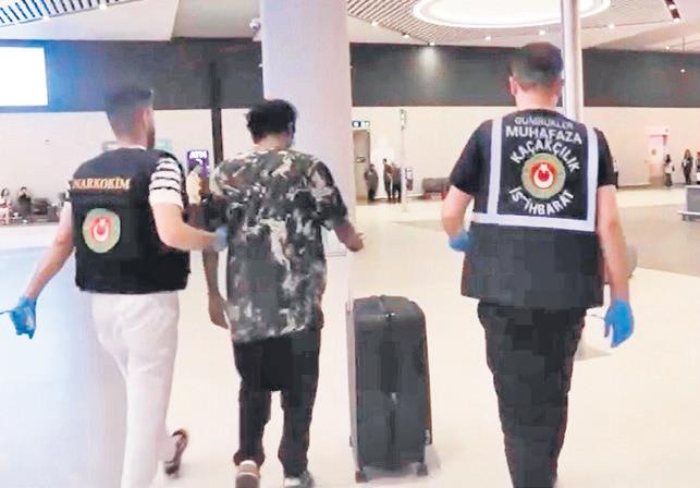 havalimaninda-valizden-20-milyonluk-esrar-cikti-1781293999241.jpeg