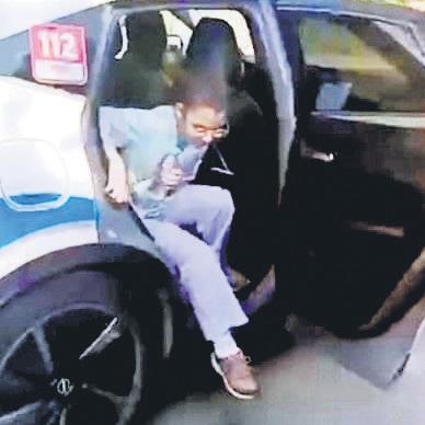 zamanla-yarisan-ogrencilerin-yardimina-polis-kostu-1781378359557.jpeg