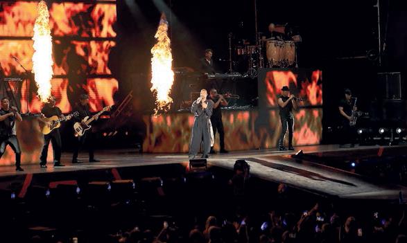 10-bin-kisi-ricky-martinle-costu-1783868624039.jpeg