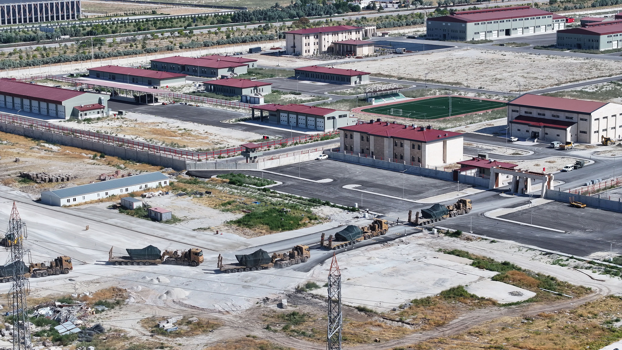 konyada-tarihi-tasinma-basladi-yuzlerce-tank-ve-askeri-arac-agir-bakim-icin-yeni-uslerine-naklediliyor-1785402210199.jpg