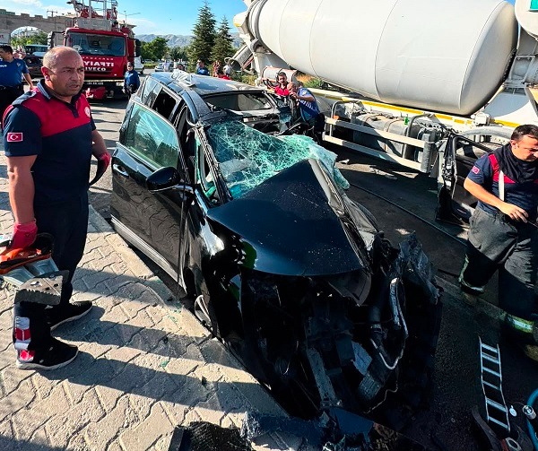 erzincanda-beton-mikseri-ile-otomobil-carpisti-2si-cocuk-3-yarali-1785864069204.jpg