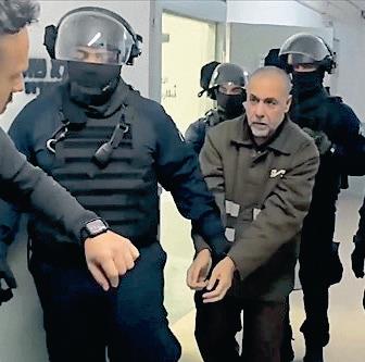 beyaz-onluklu-kahramana-iskence-1788457978435.jpeg