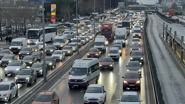 istanbulda-trafik-adim-adim-yogunluk-yuzde-85e-ulasti-1790695065924.jpeg (650×366)