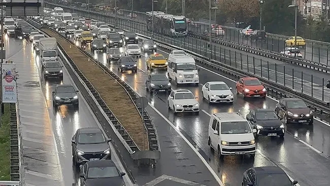 istanbulda-trafik-adim-adim-yogunluk-yuzde-85e-ulasti-1790695087265.jpeg (650×366)