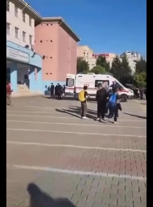 son-dakika-i-basaksehirde-okula-bicakla-gelip-dehset-sacmisti-3-kisi-tutuklandi-1791394406832.jpeg