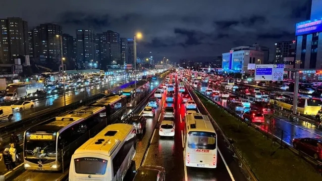 istanbulda-trafik-kilitlendi-yogunluk-yuzde-87ye-ulasti-1791902027204.jpeg (650×366)