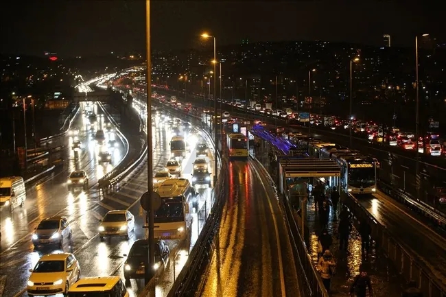 istanbulda-trafik-kilitlendi-yogunluk-yuzde-87ye-ulasti-1791902032517.jpeg (650×433)