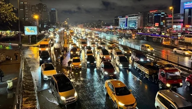 istanbulda-trafik-kilitlendi-yogunluk-yuzde-87ye-ulasti-1791902032598.jpeg (650×369)