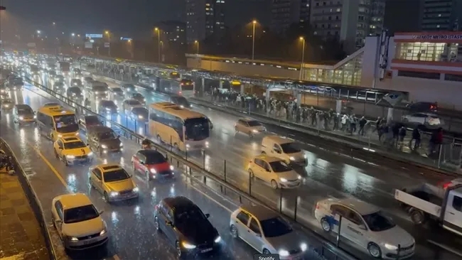 istanbulda-trafik-kilitlendi-yogunluk-yuzde-87ye-ulasti-1791902033155.jpeg (650×366)
