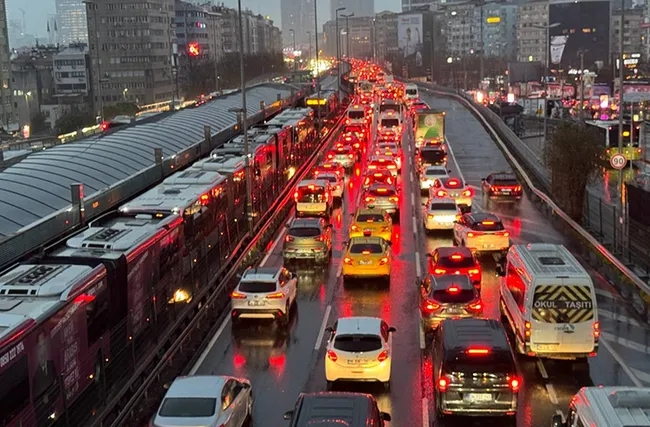 istanbulda-trafik-kilitlendi-yogunluk-yuzde-87ye-ulasti-1791902035295.jpeg (650×427)
