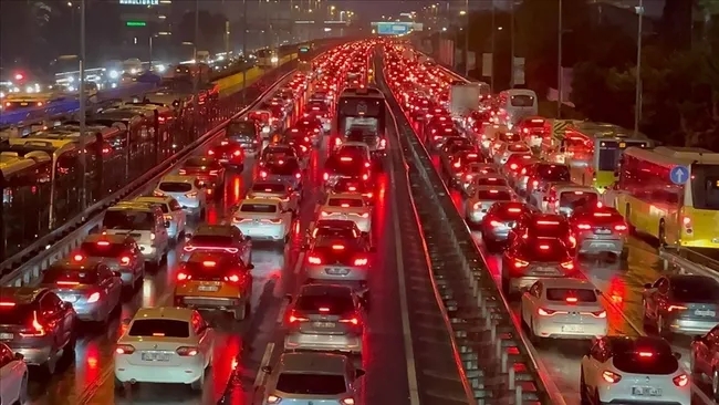 istanbulda-trafik-kilitlendi-yogunluk-yuzde-87ye-ulasti-1791902036883.jpeg (650×366)