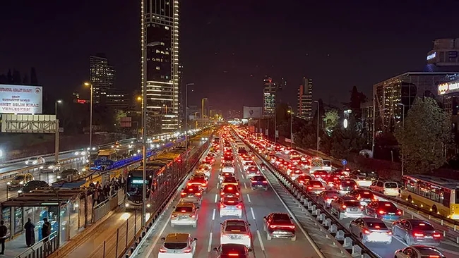 istanbulda-trafik-yogunlugu-yuzde-83e-cikti-1792510918759.jpeg