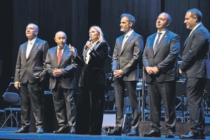 100-milyon-verdi-oglu-salah-ile-maca-cikti-1792597455083.jpeg