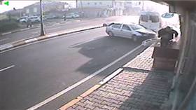 Direksiyon hakimiyetini kaybeden sürücü yayaların arasına daldı!