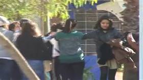 Kızlar kavga etti erkekler ayırdı!