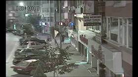 Gençlerin yarı çıplak oyunu Mobese'ye takıldı