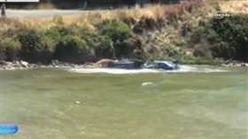 Ralli aracının nehre uçma anı kamerada!