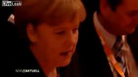 Almanya Başbakanı'nın kafasından aşağı bira döktü