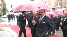 Bakanların pembe şemsiye diyaloğu