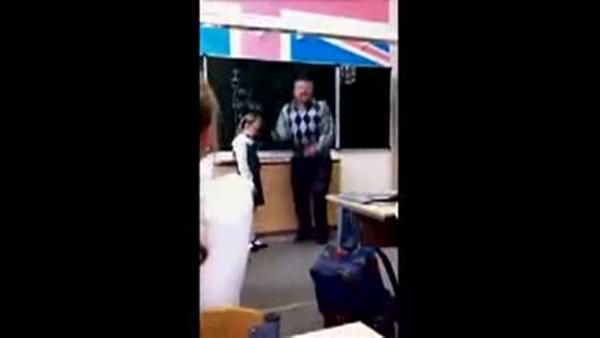 Kız öğrenci öğretmenine tekme attı!