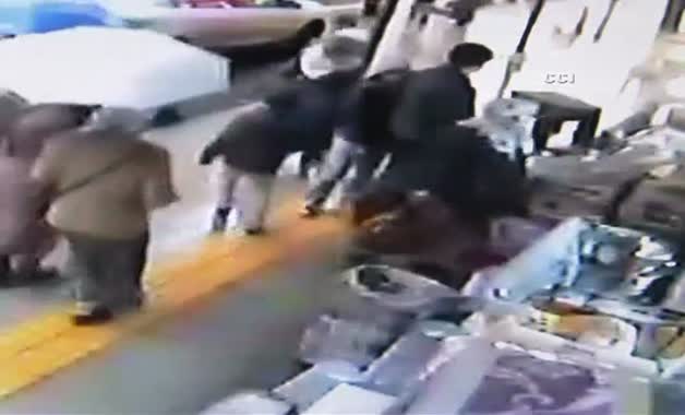 10 yaşındaki çocuğa hırsızlık yaptırırken kameraya yakalandılar!