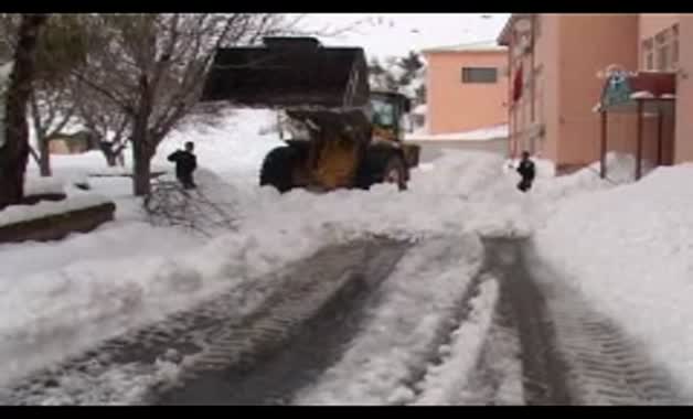 Kar yağışı durdu, vatandaş çatı temizlemeye başladı!