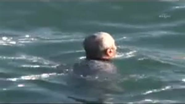 Denize düşen yaşlı adamı vatandaşlar kurtardı