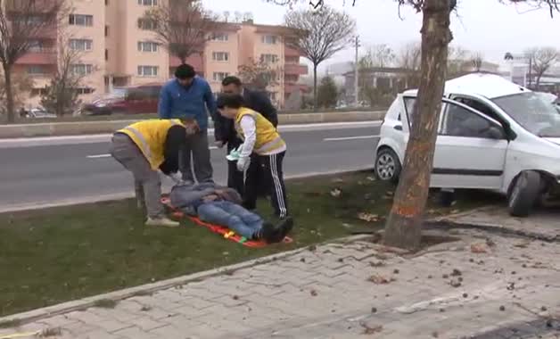 Kaldırıma çıkan otomobil ağaca çarparak durabildi