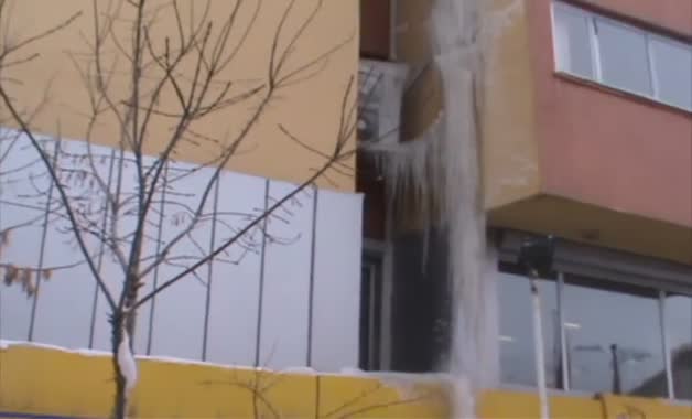 15 metrelik dev buz sarkıtı