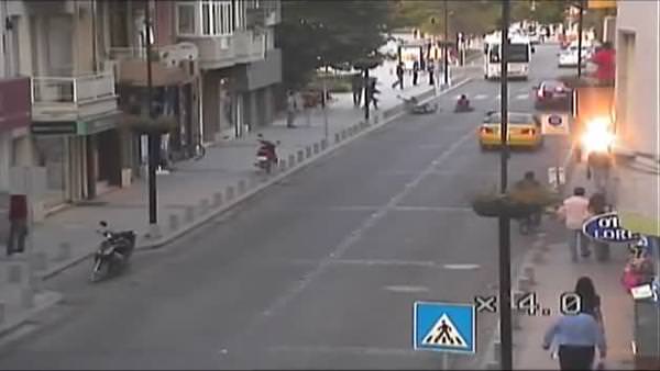 Otomobilden kaçarken motorsiklet çarptı