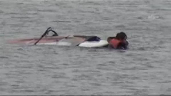 Denizde mahsur kalan minik sörfçüler, teknelerle kurtarıldı