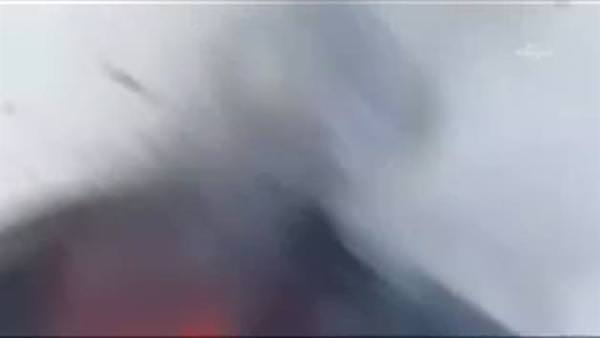Ruslar, Tolbaçik yanardağının lav fışkırtmasını izliyor