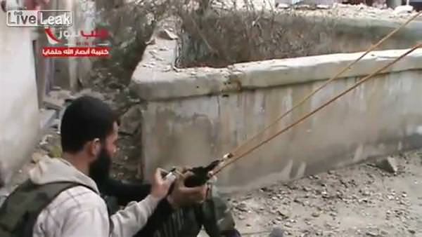 Suriyeli muhaliflerden mancınık silahı!