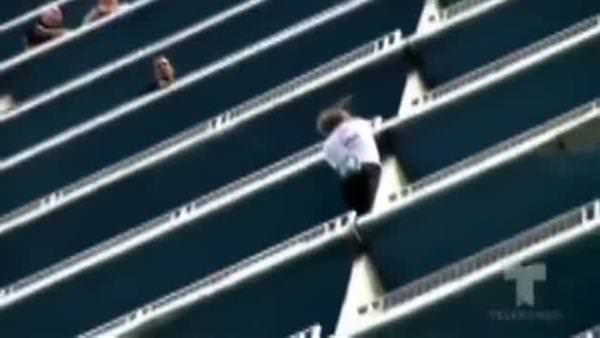 Örümcek Adam 126 metrelik otele halatsız tırmandı