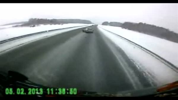 Rusya'da 2 kişinin öldüğü kazaya sebep olan sürücünün hatalı sollama anı