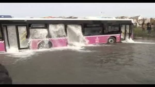 Otobüsteki yolcular boğulma tehlikesi geçirdi